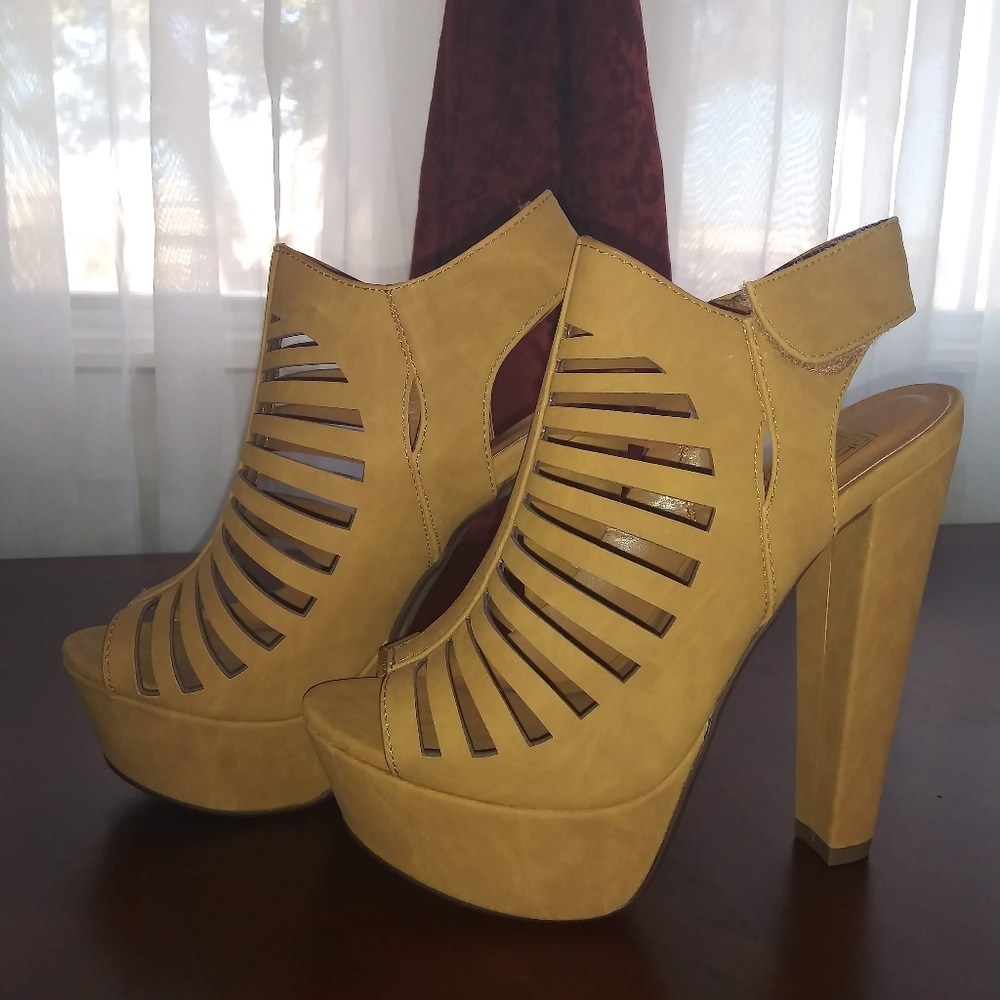 High heels - Picture 3 of 5